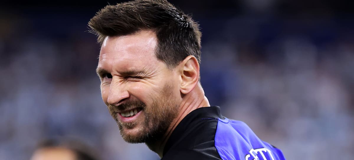 Lionel Messi, número 10 de Argentina, guiña el ojo mientras calienta antes del partido del Grupo J de la Copa del Mundo de la FIFA 2026 entre Jordania y Argentina, disputado en el Dallas Stadium el 27 de junio de 2026 en Arlington, Texas