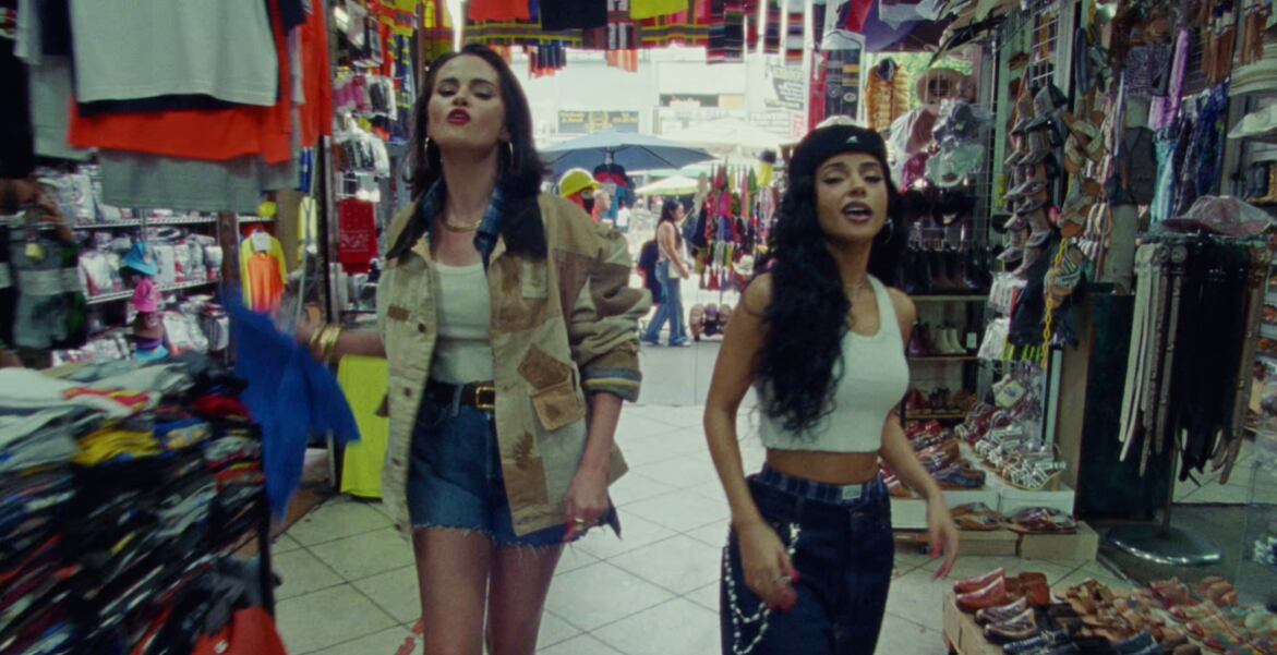 Selena Gómez y Becky G en el video musical de Te Olvido (La La)