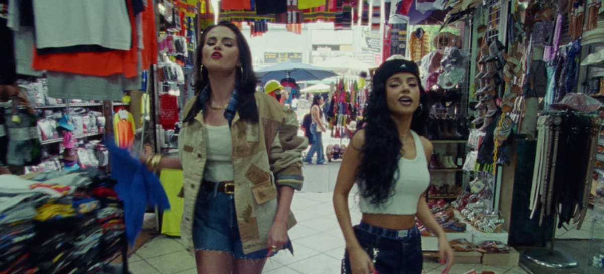 Selena Gómez y Becky G en el video musical de Te Olvido (La La)