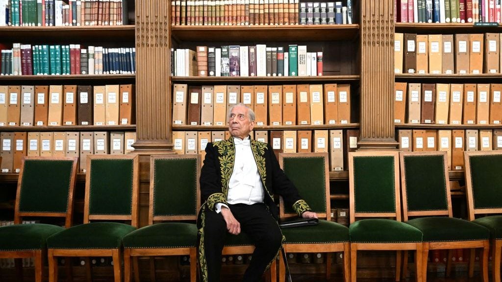 Peruvian writer and Nobel literature prize winner Mario Vargas Llosa poses for a photograph ahead of his induction into the Academie Francaise (French Academy), in Paris, February 9, 2023. (Emmanuel DUNAND/Getty Images)