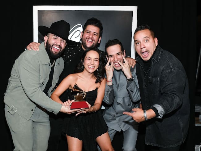 Carin Leon, Román Torres, Melissa Robles, Edgar Barrera and Pablo Preciado pose backstage with the award for Best Regional Mexican Song for the song «Como Lo Hice Yo» during the Premiere Ceremony for The 23rd Annual Latin Grammy Awards. Bryan Steffy/Getty