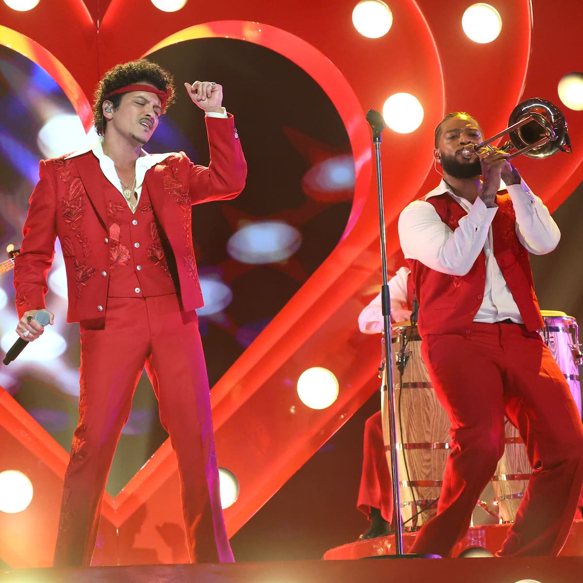 Bruno Mars se rinde a la música latina en su nuevo álbum: Letra completa en español de 'Cha Cha Cha'