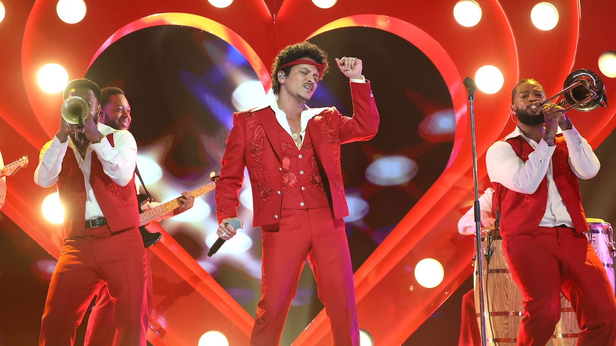 Bruno Mars se rinde a la música latina en su nuevo álbum: Letra completa en español de 'Cha Cha Cha'