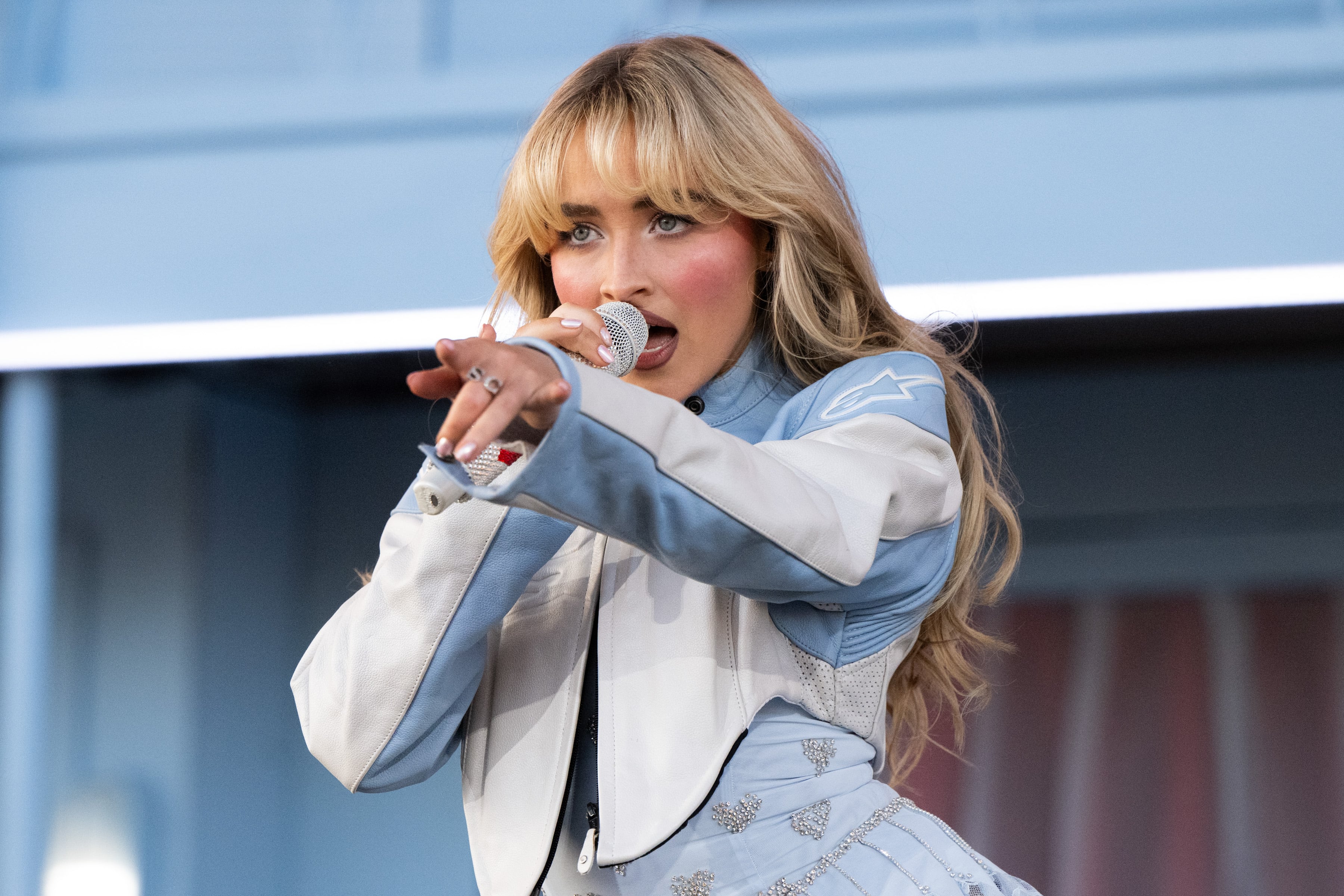 La cantante Sabrina Carpenter actúa en el escenario durante la primera jornada del Festival de Música y Arte del Valle de Coachella, celebrado en el Empire Polo Club el 19 de abril de 2024 en Indio, California. Scott Dudelson/Getty Images para Coachella