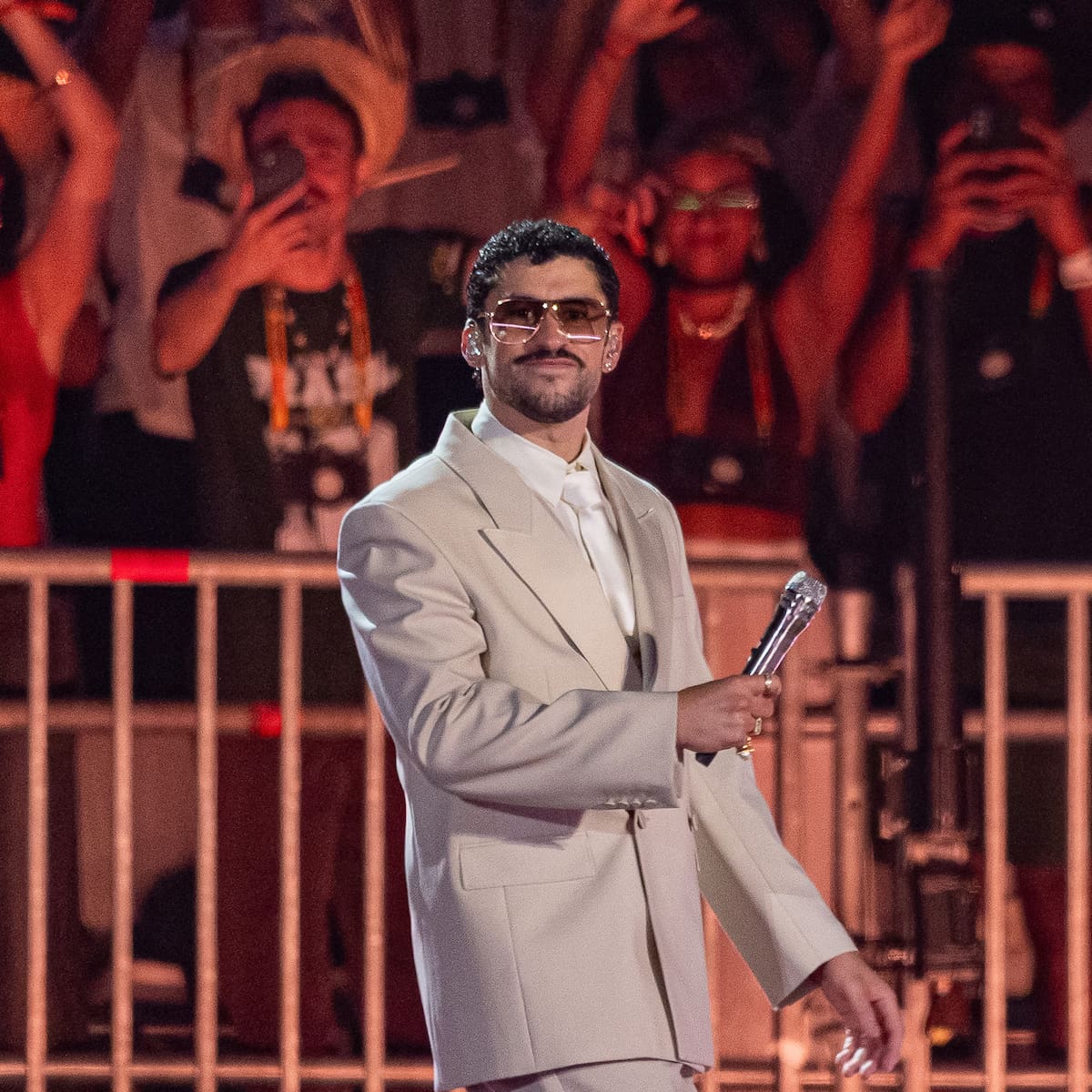 Las felices fotos de Bad Bunny y Gabriela Berlingeri en las playas de Australia