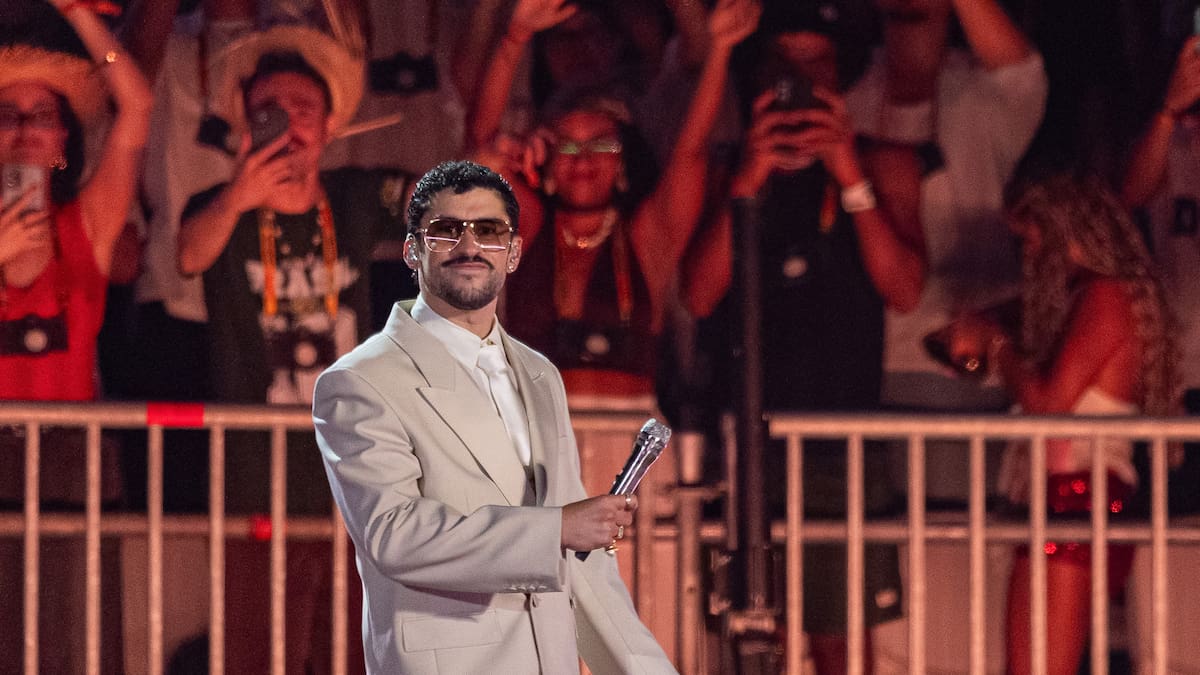 Las felices fotos de Bad Bunny y Gabriela Berlingeri en las playas de Australia