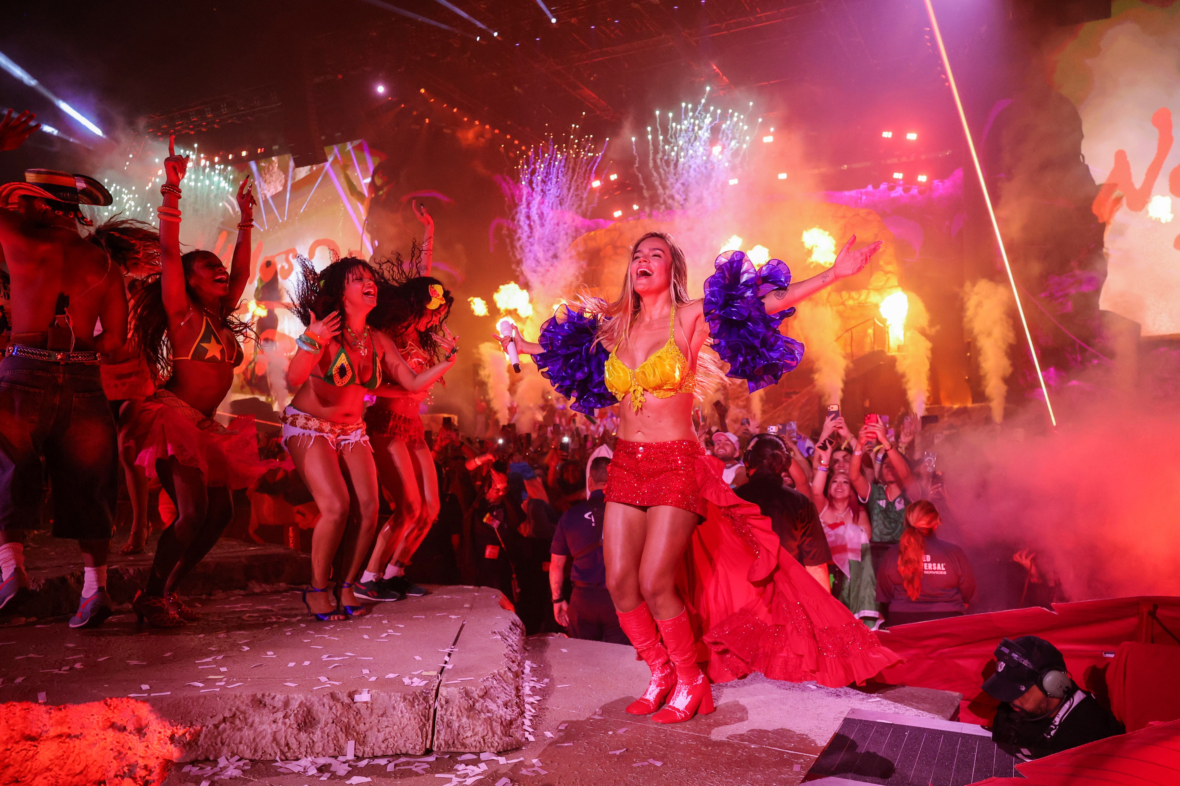 Karol G actúa en el icónico festival de Coachella, en el Empire Polo Club de Indio,  California, el 19 de abril de 2026