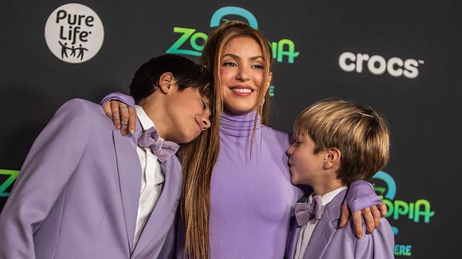 Shakira (centro) y sus hijos Milan Piqué Mebarak (izquierda) y Sasha Piqué Mebarak asisten al estreno mundial de «Zootrópolis 2» de Walt Disney Animation Studios en Los Ángeles, California, el 13 de noviembre de 2025. Apu GOMES / AFP) (Foto de APU GOMES/AFP vía Getty Images