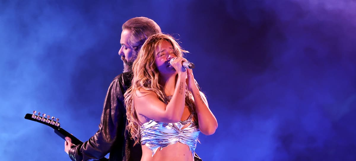 Karol G y Greg González adelantaron la primera canción de No Me Arrepiento de Sentir Tanto, 'Después de Ti' en el festival de Coachella 2026, en el Empire Polo Club el 12 de abril en Indio, California.