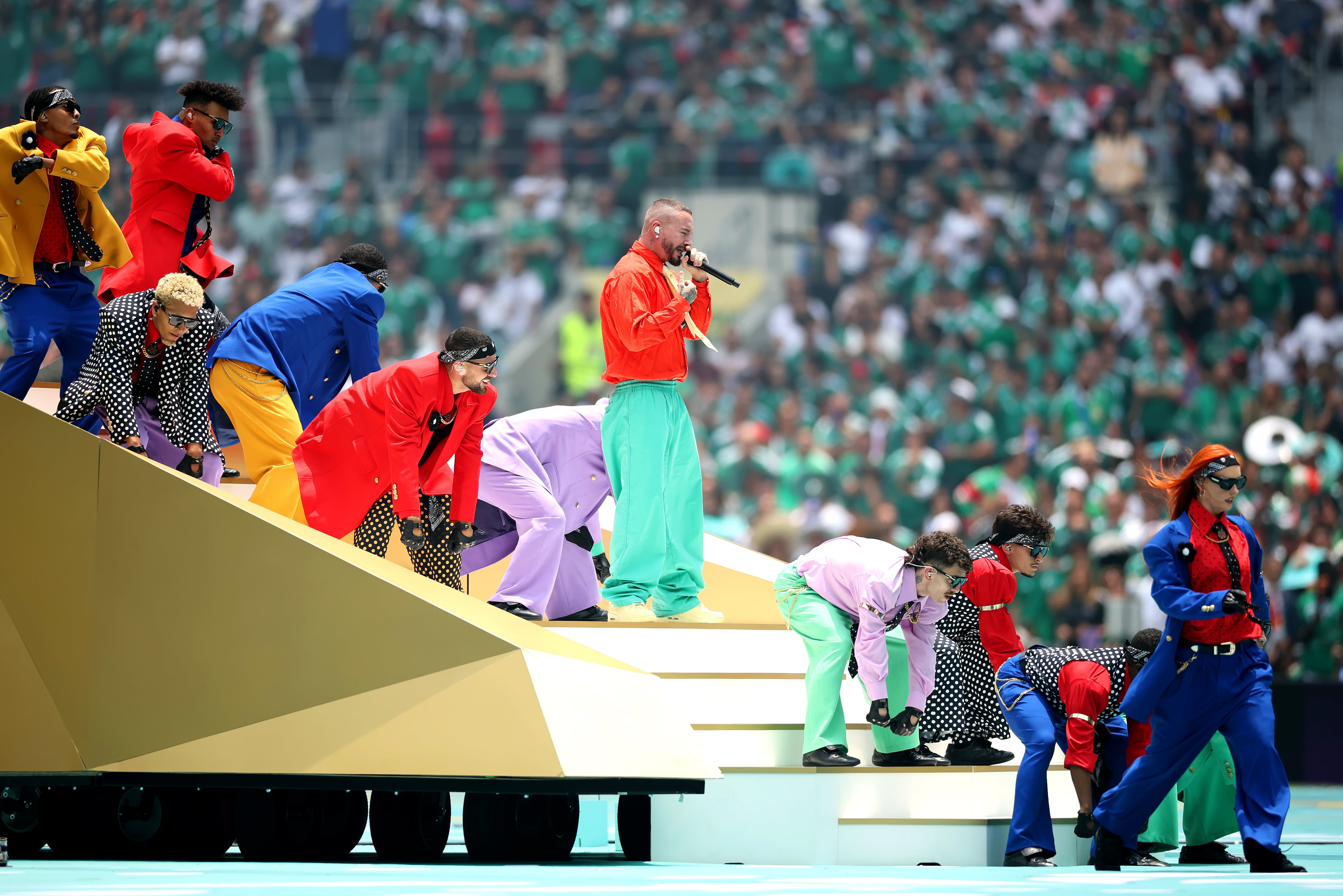 J Balvin actúa durante la ceremonia inaugural previa al partido del Grupo A de la Copa Mundial de la FIFA 2026 entre México y Sudáfrica, celebrado en el Estadio de la Ciudad de México el 11 de junio de 2026 en la Ciudad de México, México