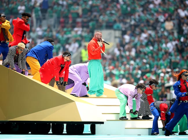 J Balvin actúa durante la ceremonia inaugural previa al partido del Grupo A de la Copa Mundial de la FIFA 2026 entre México y Sudáfrica, celebrado en el Estadio de la Ciudad de México el 11 de junio de 2026 en la Ciudad de México, México