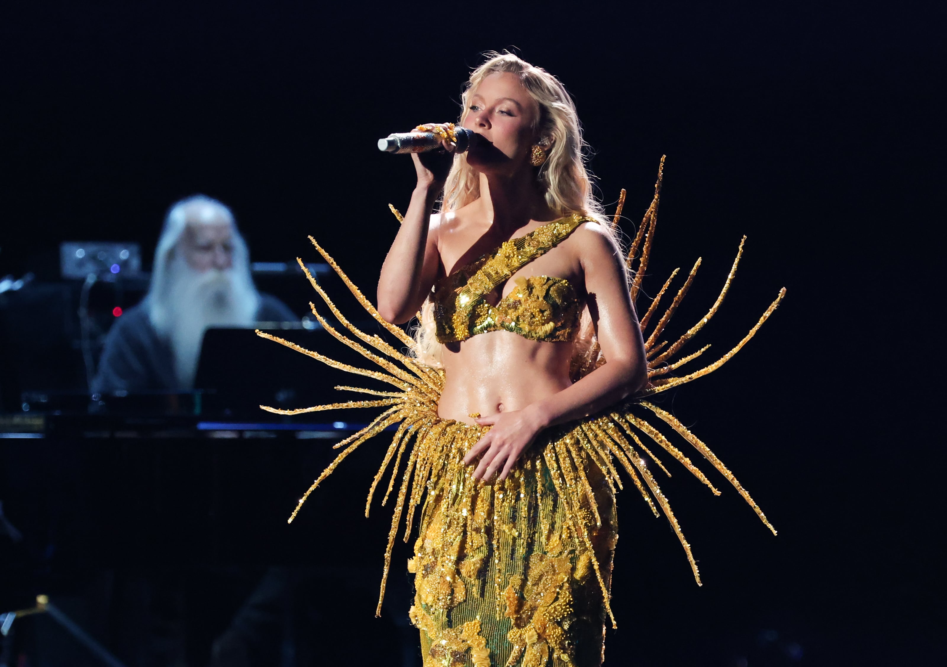 Zara Larsson se presenta en el escenario durante la 68ª edición de los premios GRAMMY celebrada en el Crypto.com Arena el 1 de febrero de 2026 en Los Ángeles, California.