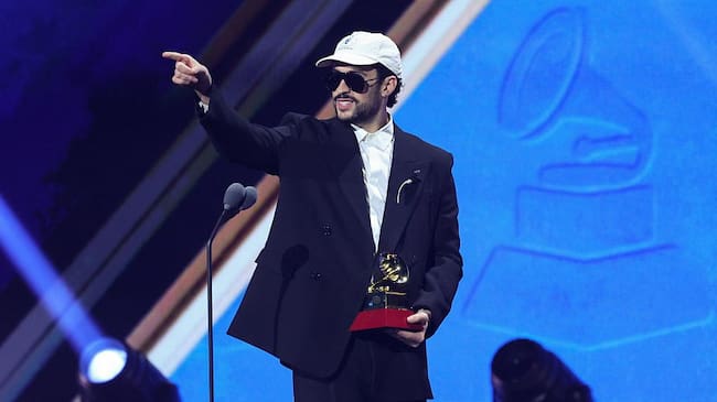 Bad Bunny recibe el premio a la Mejor Canción Urbana por ‘LA MuDANZA’ en el escenario de la 26.ª edición de los Premios Latin GRAMMY, celebrada en el MGM Grand Garden Arena el 13 de noviembre de 2025 en Las Vegas, Nevada. (Christopher Polk/Getty Images)