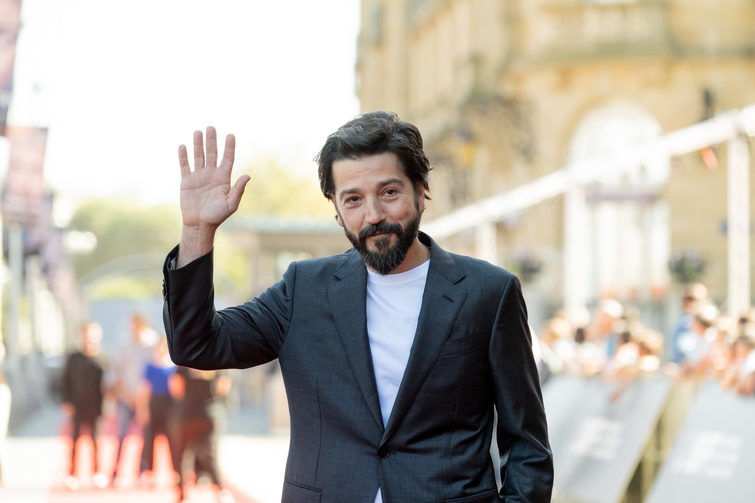 Diego Luna asiste a la proyección de Tangles durante la 74.ª edición del Festival Internacional de Cine de San Sebastián, en el Teatro Victoria Eugenia, el 19 de septiembre de 2026 en San Sebastián, España
