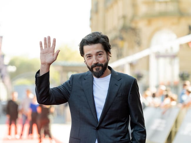 Diego Luna asiste a la proyección de Tangles durante la 74.ª edición del Festival Internacional de Cine de San Sebastián, en el Teatro Victoria Eugenia, el 19 de septiembre de 2026 en San Sebastián, España