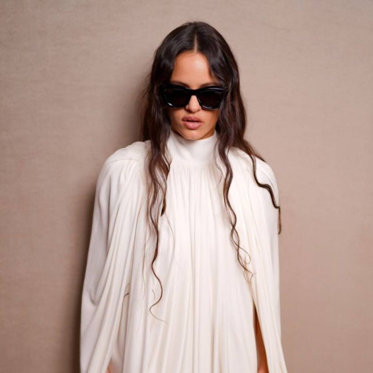 Rosalía predica su nueva era con LUX: vestida de blanco, desde Times Square