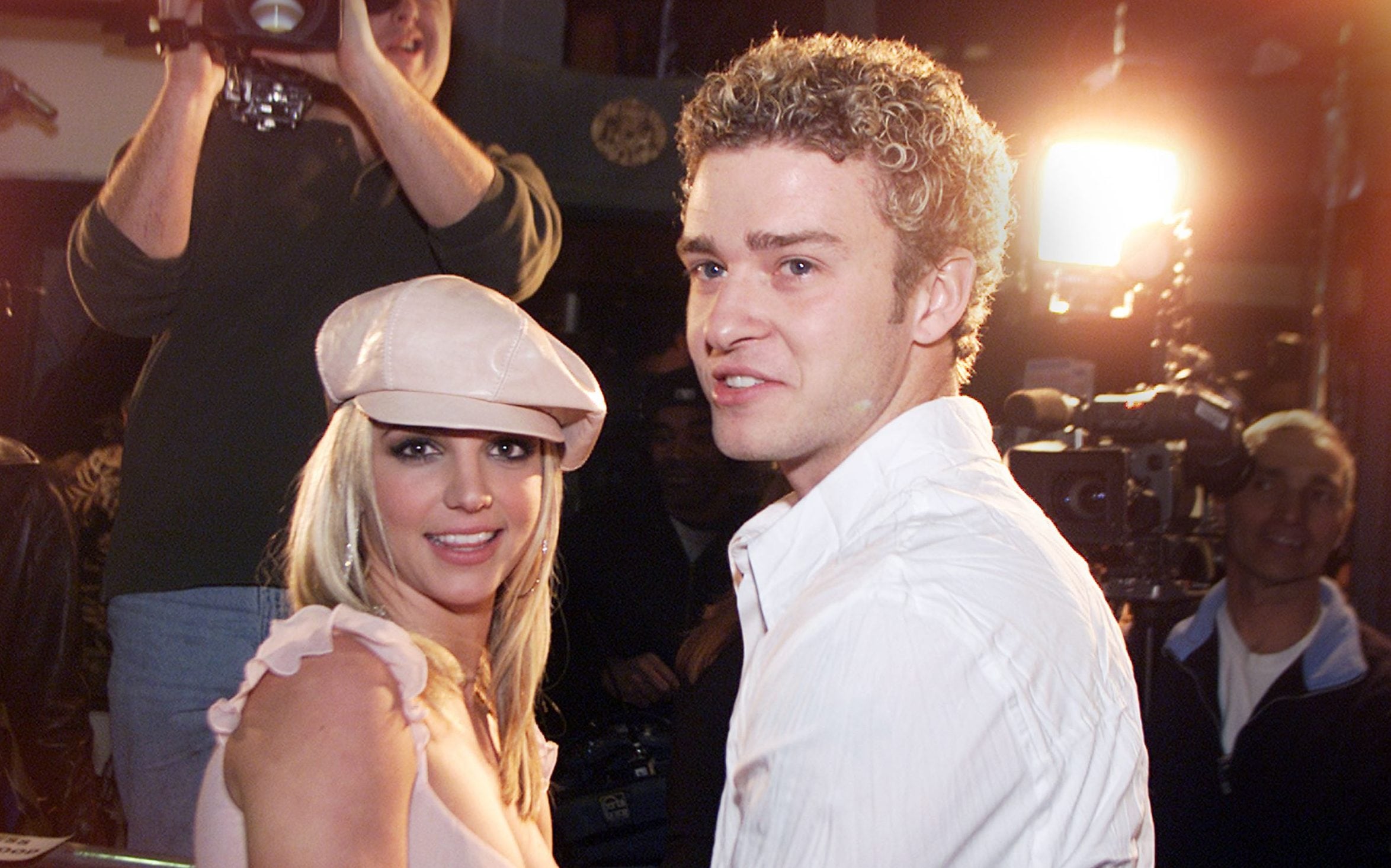 Britney Spears and boyfriend Justin Timberlake arrive at the premiere of her movie «Crossroads» at the Mann Chinese Theatre in Hollywood, Ca., Feb. 11, 2002. (photo by Kevin Winter/Getty Images)