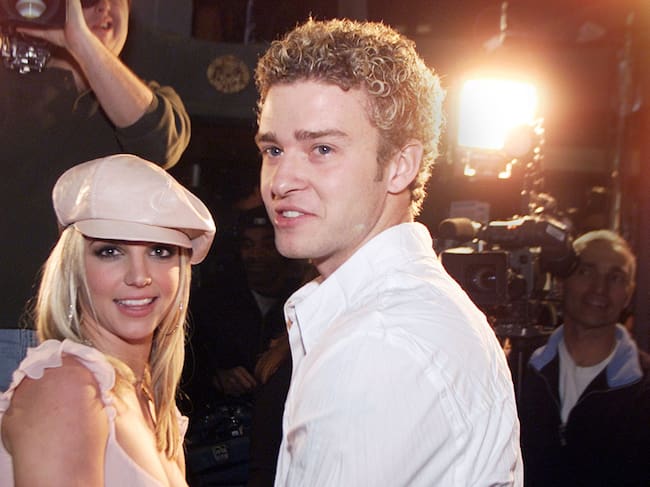 Britney Spears and boyfriend Justin Timberlake arrive at the premiere of her movie «Crossroads» at the Mann Chinese Theatre in Hollywood, Ca., Feb. 11, 2002. (photo by Kevin Winter/Getty Images)