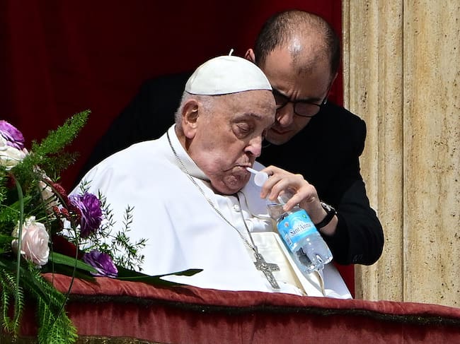 Pope Francis sips water with a straw on the main balcony of St. Peter’s basilica during the Urbi et Orbi message and blessing to the city and the world as part of Easter celebrations, at St Peter’s square in the Vatican on April 20, 2025. Tiziana FABI / AFP) (Photo by TIZIANA FABI/AFP via Getty Images