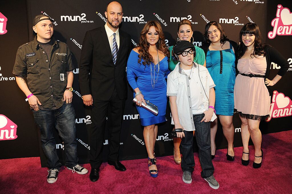 (L-R) Mikey Marin, Esteban Loaiza, Jenni Rivera, Johnny Lopez, Janney «Chiquis» Marin, Jenicka Lopez and Jacqui Marin at Jenni Rivera’s «I Love Jenni» Latin Celebrity Reality Show Red Carpet on March 1, 2012. Amanda Edwards/Getty.