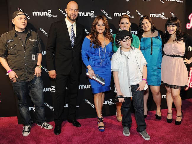 (L-R) Mikey Marin, Esteban Loaiza, Jenni Rivera, Johnny Lopez, Janney «Chiquis» Marin, Jenicka Lopez and Jacqui Marin at Jenni Rivera’s «I Love Jenni» Latin Celebrity Reality Show Red Carpet on March 1, 2012. Amanda Edwards/Getty.