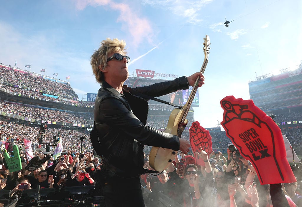 El 8 de febrero de 2026, Billie Joe Armstrong de Green Day se presenta en el pregame del Super Bowl LX en el Levi’s Stadium en Santa Clara, California, como parte de la ceremonia inaugural del evento.