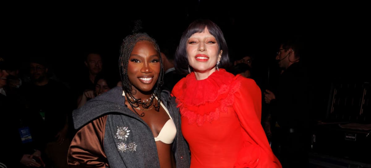 Doechii entrega a Lady Gaga el Premio Innovador en el escenario de los iHeartRadio Music Awards 2025, celebrados en el Dolby Theatre de Los Ángeles, California, el 17 de marzo de 2025.