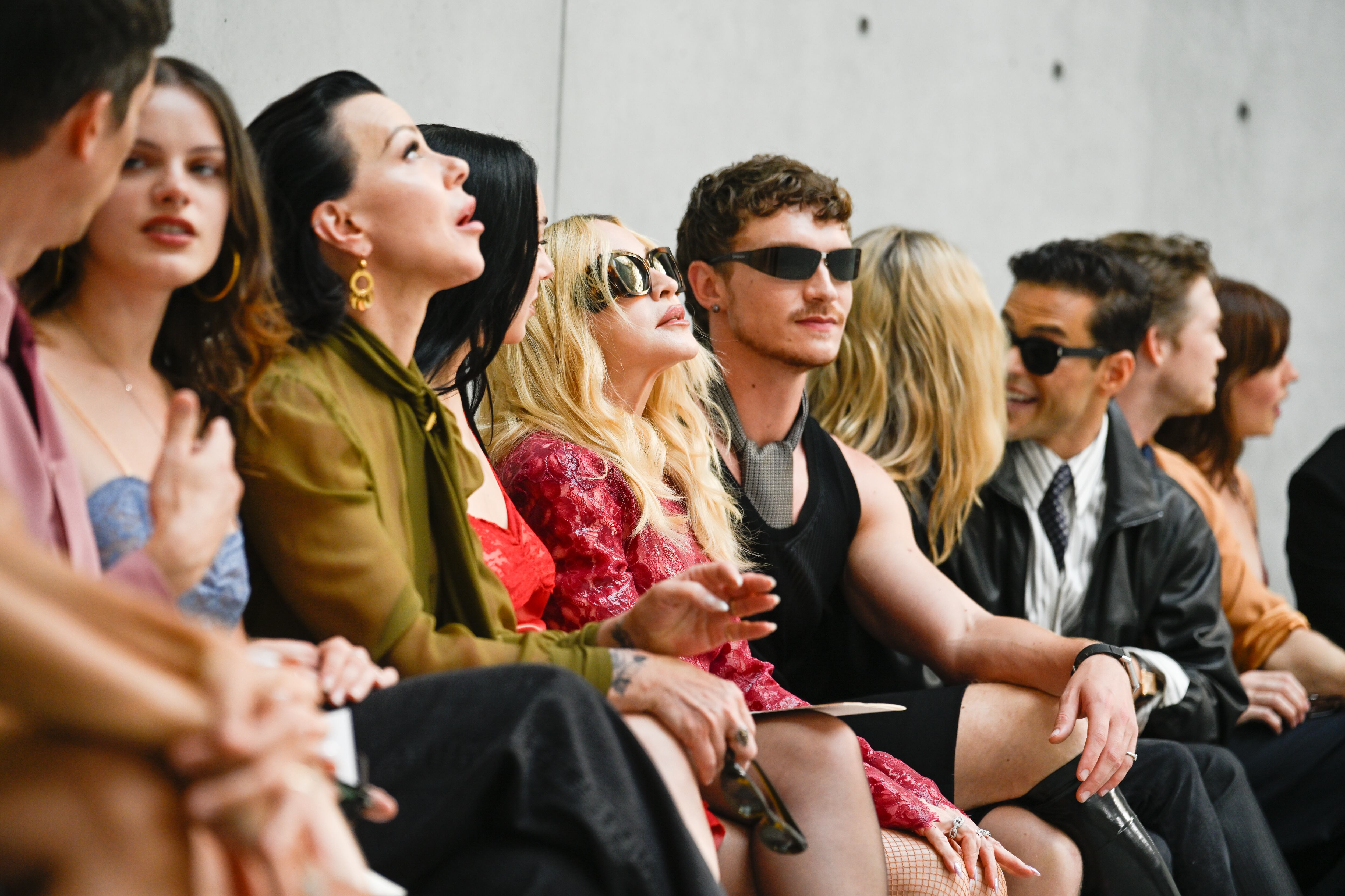 Debi Mazar, Charli xcx, Madonna y Connor Storrie en el desfile de Saint Laurent, dentro de la Semana de la Moda Masculina de París Primavera-Verano 2027, celebrado en la Bourse de Commerce el 23 de junio de 2026 en París, Francia.