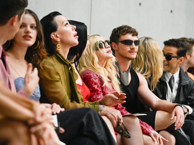 Debi Mazar, Charli xcx, Madonna y Connor Storrie en el desfile de Saint Laurent, dentro de la Semana de la Moda Masculina de París Primavera-Verano 2027, celebrado en la Bourse de Commerce el 23 de junio de 2026 en París, Francia.