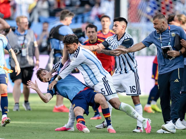 Leandro Paredes, de Argentina (5), agrede a Gavi, de España (9), tras la final del Mundial de la FIFA 2026 entre España y Argentina, disputada en el New York New Jersey Stadium el 19 de julio de 2026 en East Rutherford, Nueva Jersey
