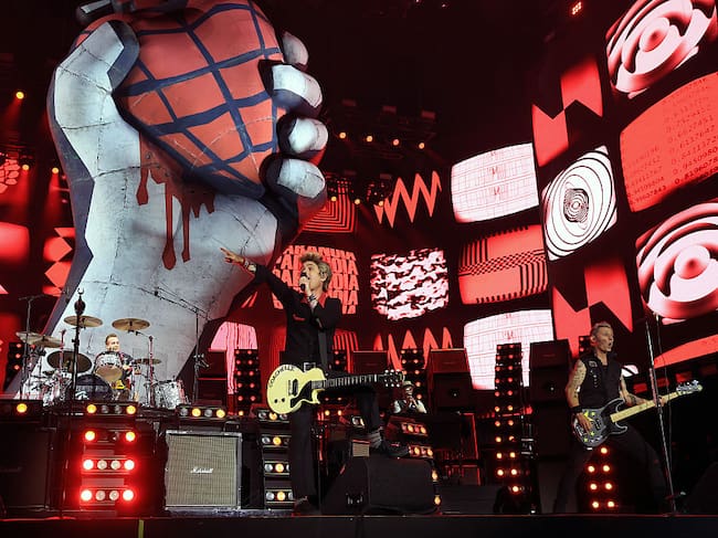 Tré Cool, Billie Joe Armstrong y Mike Dirnt de Green Day se presentan en el escenario Coachella 2025 el 19 de abril de 2025 en Indio, California.