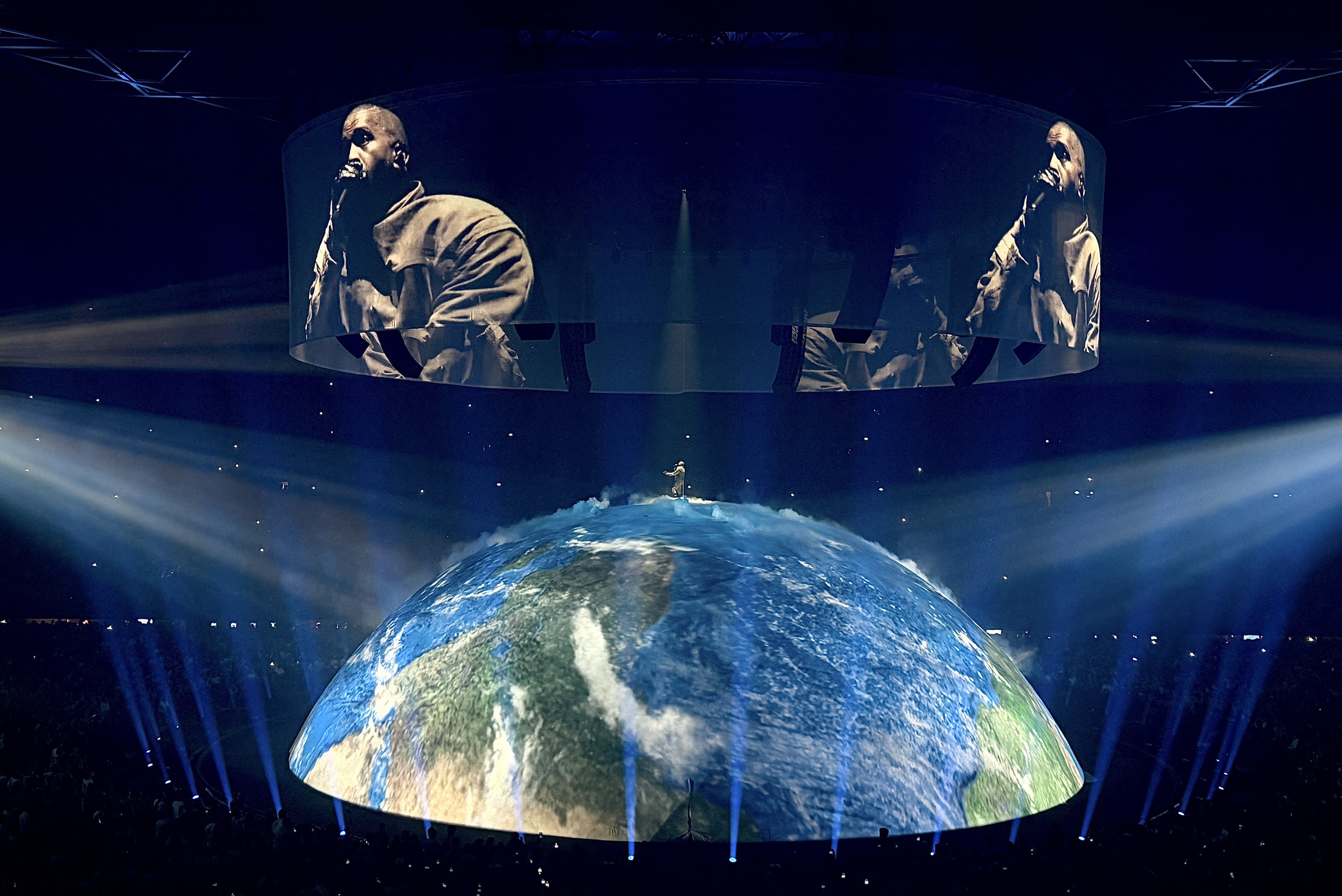 Ye actúa en el escenario del GelreDome, en Arnhem, al este de los Países Bajos, el 6 de junio de 2026. Ye, anteriormente conocido como Kanye West, ha desatado la polémica con declaraciones y canciones que glorifican a Adolf Hitler, así como con diatribas antisemitas, que él achacó a su trastorno bipolar. El escándalo ha provocado la cancelación varios conciertos.