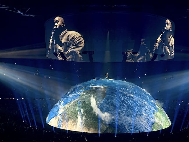 Ye actúa en el escenario del GelreDome, en Arnhem, al este de los Países Bajos, el 6 de junio de 2026. Ye, anteriormente conocido como Kanye West, ha desatado la polémica con declaraciones y canciones que glorifican a Adolf Hitler, así como con diatribas antisemitas, que él achacó a su trastorno bipolar. El escándalo ha provocado la cancelación varios conciertos.
