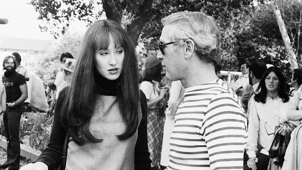 (Pie de foto original) 1/12/1977 – Hollywood, CA – El actor Paul Newman conversa con su hija Susan Kendall Newman durante un descanso del rodaje de la película ‘I Wanna Hold Your Hand’.