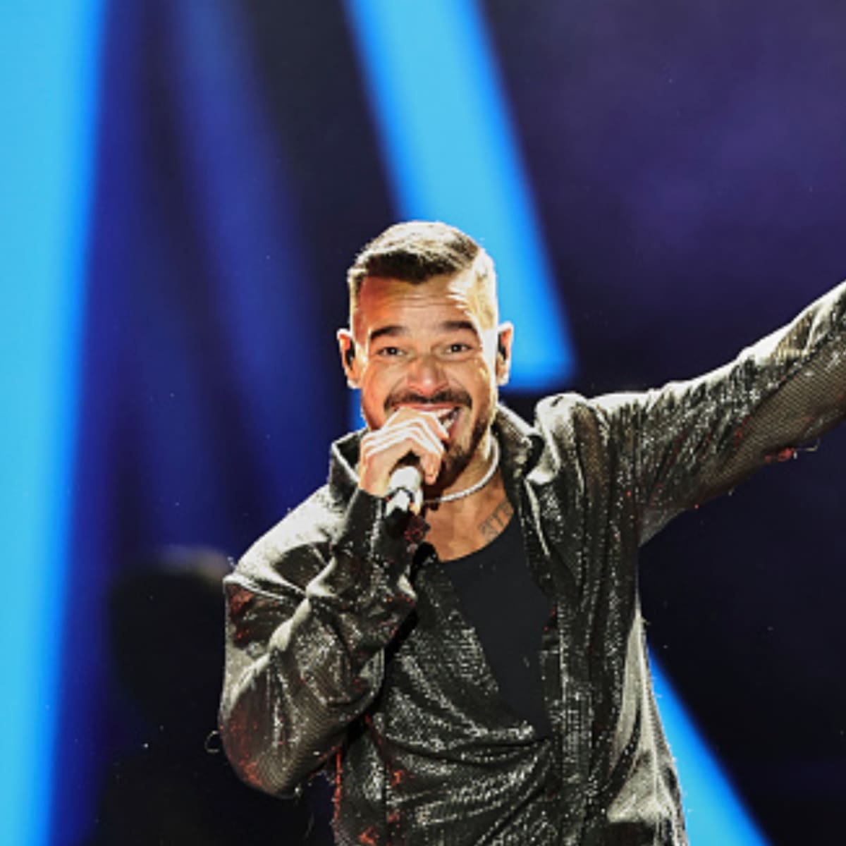 Caos en concierto de Ricky Martín; lanzaron gas lacrimógeno al escenario