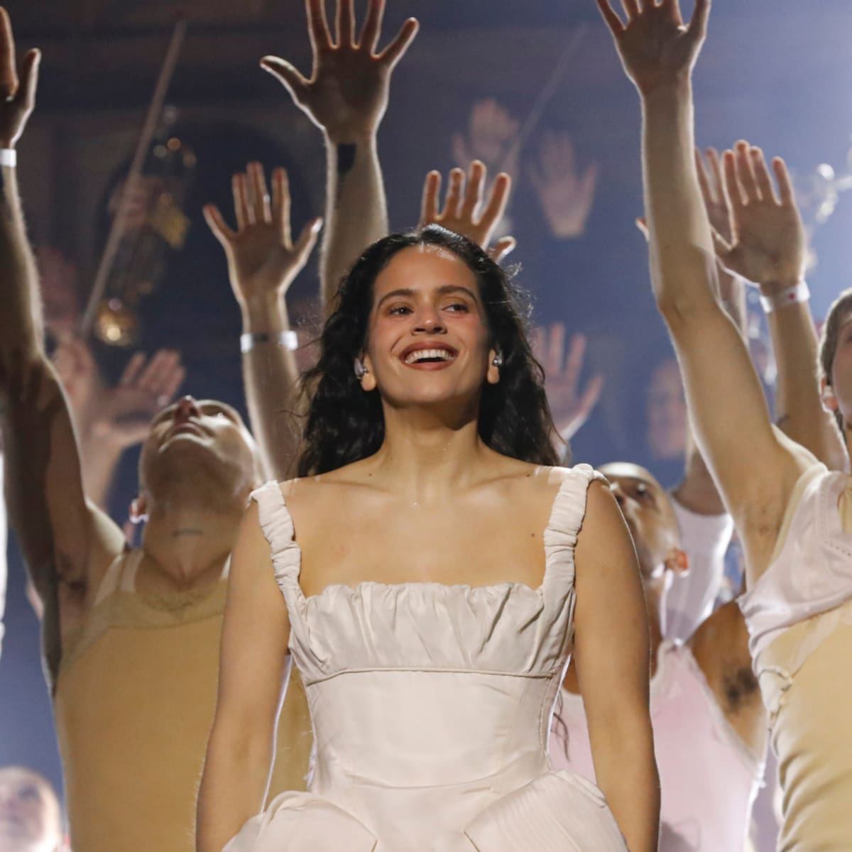 Lista completa de todos los invitados que han contado su historia en el confesionario de Rosalía en el 'LUX Tour'