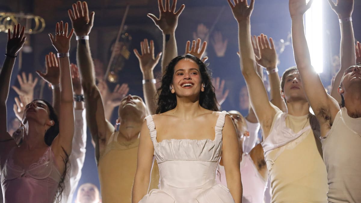 Lista completa de todos los invitados que han contado su historia en el confesionario de Rosalía en el 'LUX Tour'