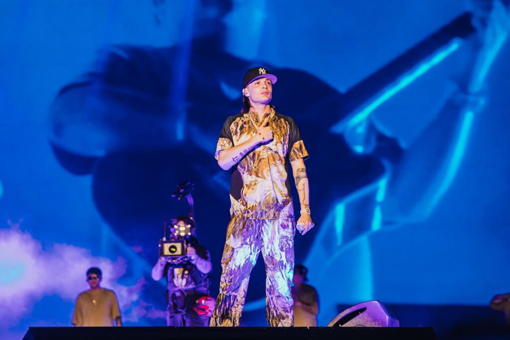 Peso Pluma es el artista más referencial en el ámbito de los corridos tumbados / Medios y Media /Getty Images