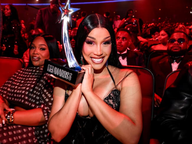 Cardi B en los Premios BET 2026, celebrados en el Peacock Theater el 28 de junio de 2026 en Los Ángeles, California