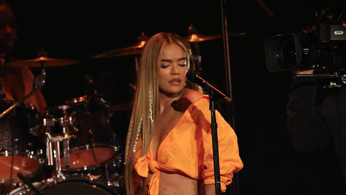 Sorpresa en el escenario: Bad Bunny y Karol G reviven 'Ahora Me Llama' en vivo