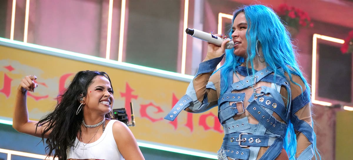 Karol G y Becky G actúan juntas en Coachella en 2022.