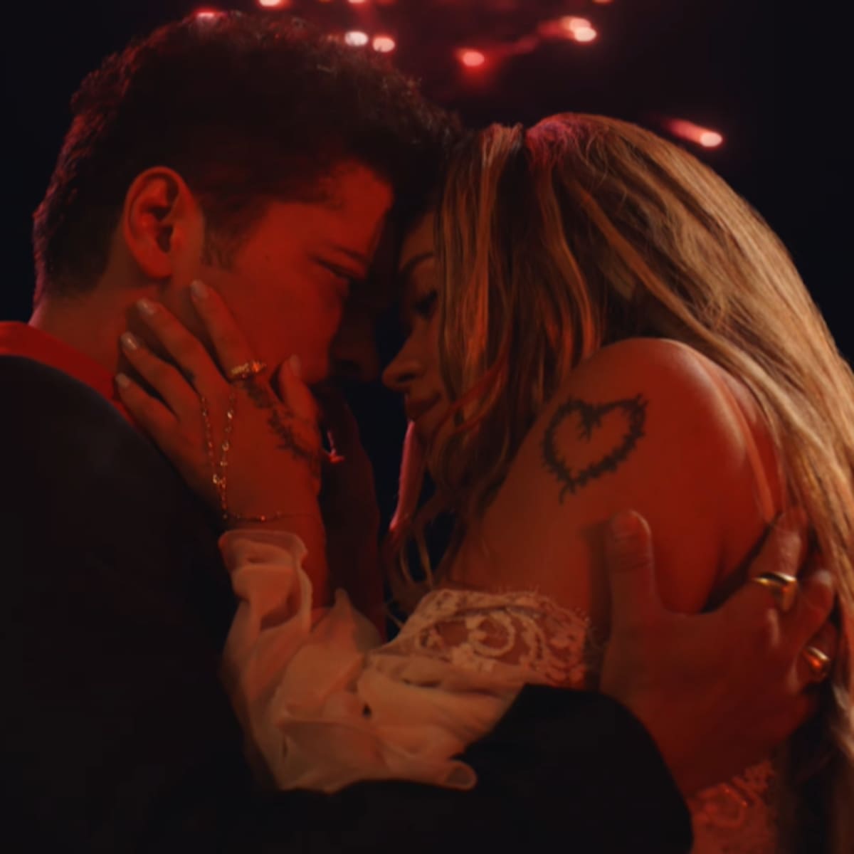 Karol G se casa con Bruno Mars en Dance With Me: el significado y letra en español