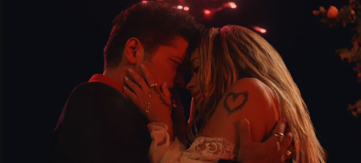 Karol G y Bruno Mars en el video musical de Dance With Me