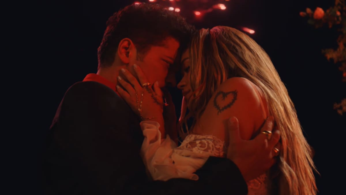 Karol G se casa con Bruno Mars en Dance With Me: el significado y letra en español