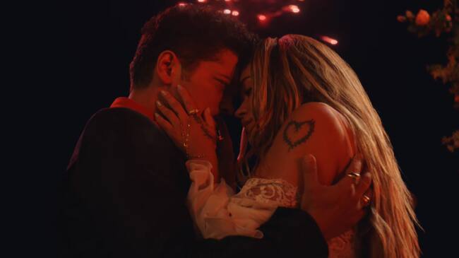 Karol G y Bruno Mars en el video musical de Dance With Me