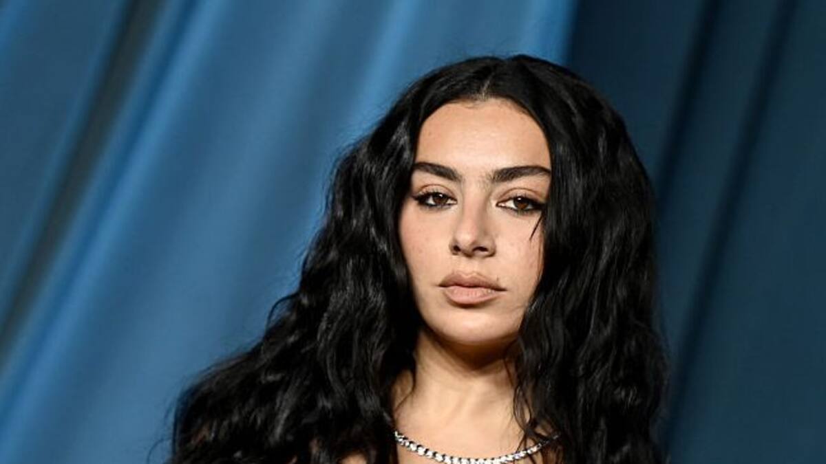 Charli XCX captura la esencia trágica de Wuthering Heights con ‘Chains of Love’