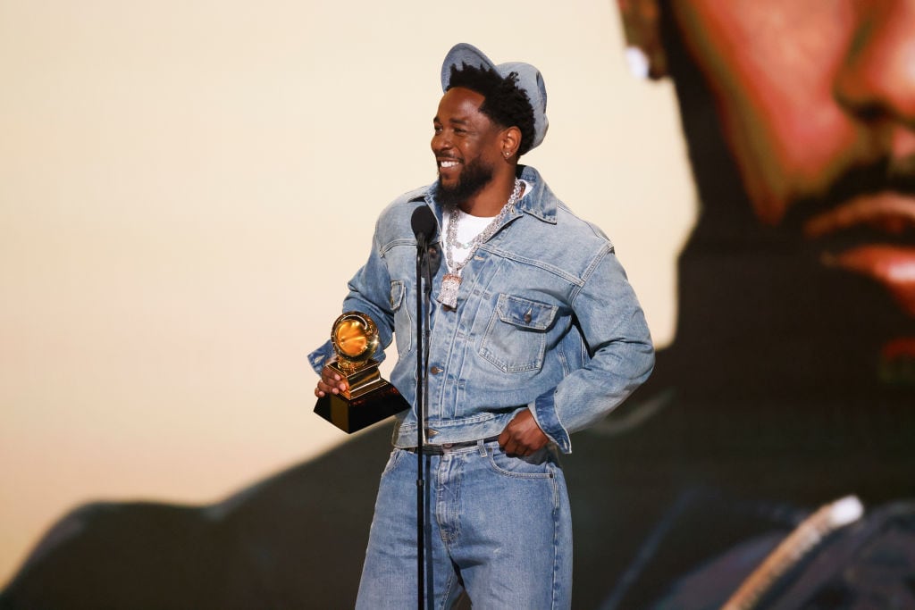 Kendrick Lamar gana el premio a la Grabación del Año en la 67.ª edición de los Premios Grammy, en Los Ángeles. (Sonja Flemming/Getty Images)