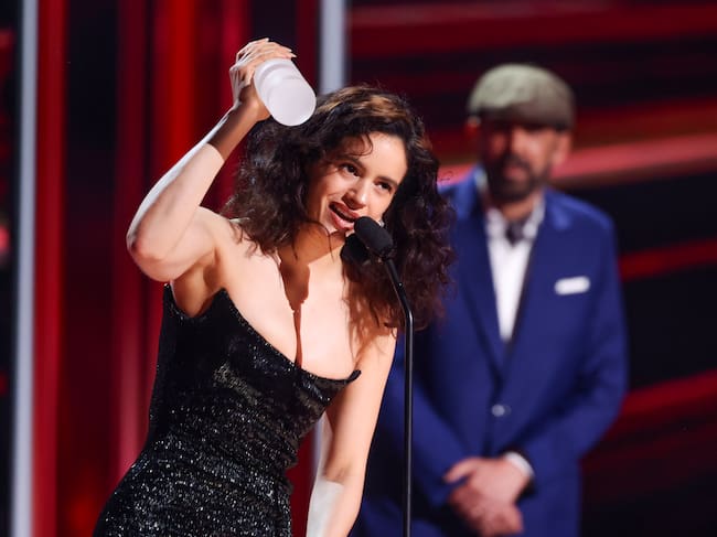 Rosalía recibe el premio Hall of Fame sobre el escenario de los Billboard Latin Music Awards 2026, celebrados en el James L. Knight Center de Miami el 22 de octubre de 2026