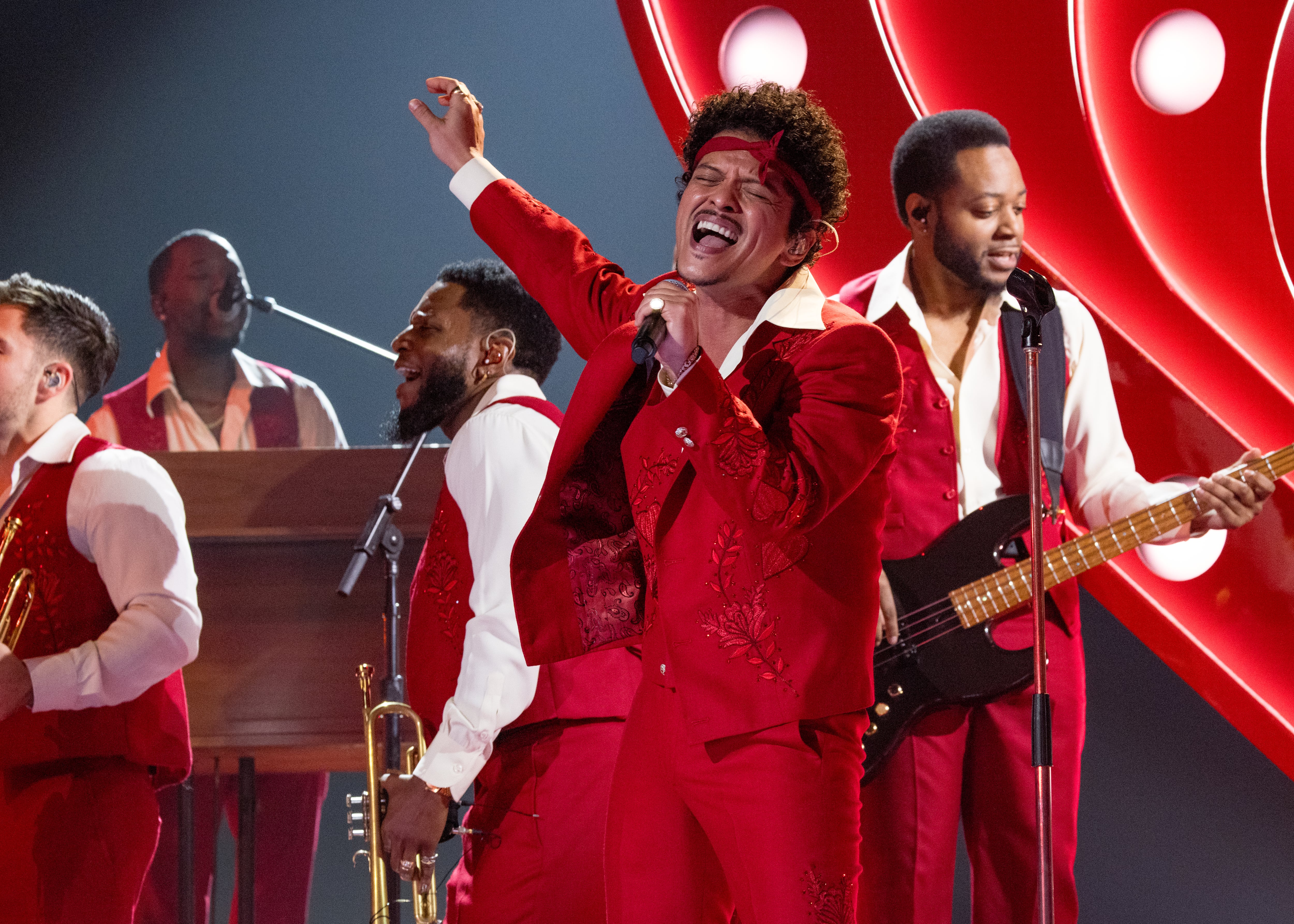 Bruno Mars actúa en el escenario durante la 68.ª edición de los Premios GRAMMY en el Crypto.com Arena el 1 de febrero de 2026 en Los Ángeles, California.