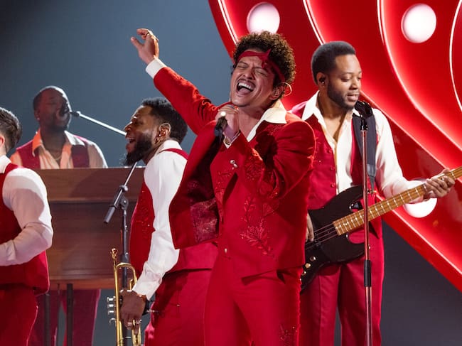 Bruno Mars actúa en el escenario durante la 68.ª edición de los Premios GRAMMY en el Crypto.com Arena el 1 de febrero de 2026 en Los Ángeles, California.